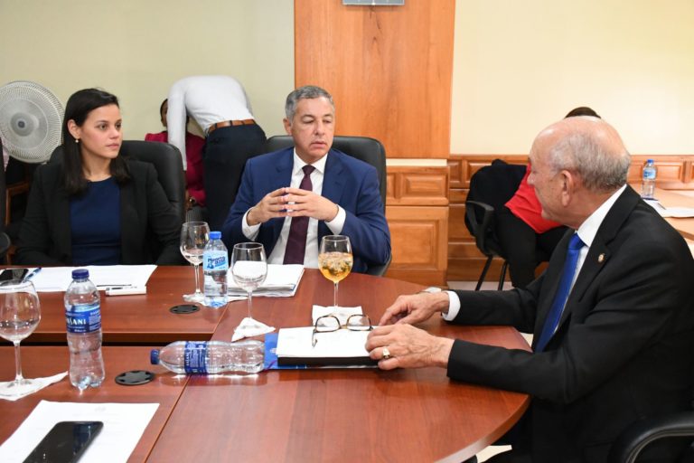 Senadores discuten con equipo económico del Gobierno, proyecto ley que busca  reducir impuesto a vivienda Suntuaria.