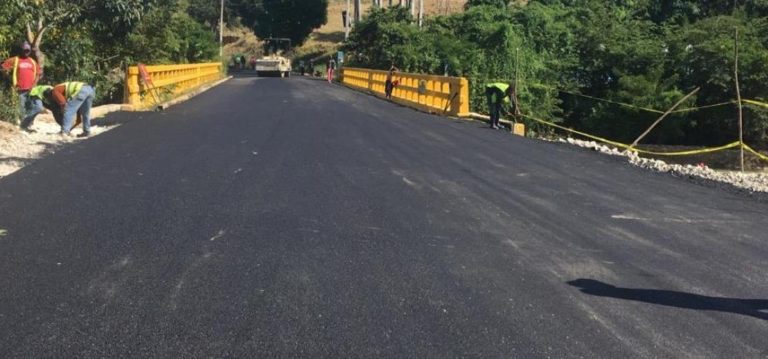 MOPC restablece tránsito por puente comunica a Vallejuelo con El Cercado