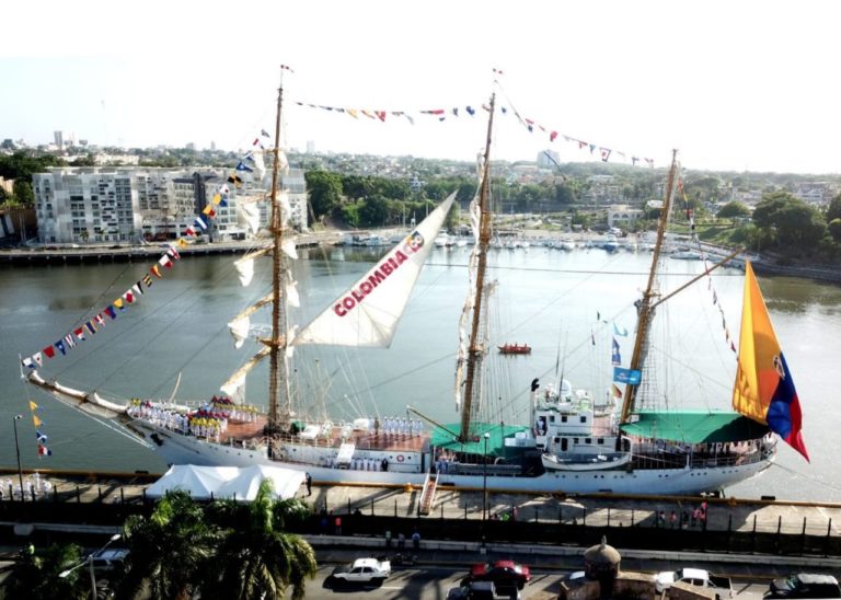 La Armada dio la bienvenida a “Gloria”, un buque escuela de Colombia