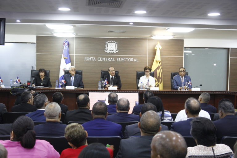 Pleno JCE y partidos sostiene reunión sobre el Sistema de Voto Automatizado; partidos deben depositar por escrito sus posiciones mañana