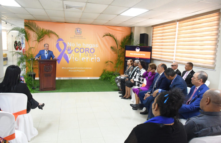 Presidente del Senado, Reinaldo  Pared Pérez, encabeza charla sobre   la No violencia hacia la mujer.