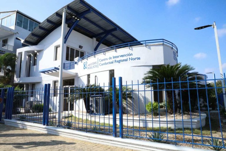 Procurador inaugura centro de intervención conductual para hombres en Santiago