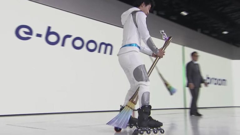Lanzan al mercado la primera escoba electrónica