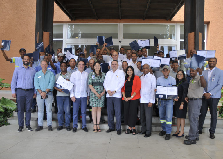 Superintendente de Electricidad entrega 43 licencias a técnicos electricistas certificados