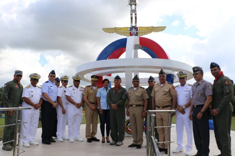 Develizan monumento en homenaje al Comando Aéreo de la FARD.