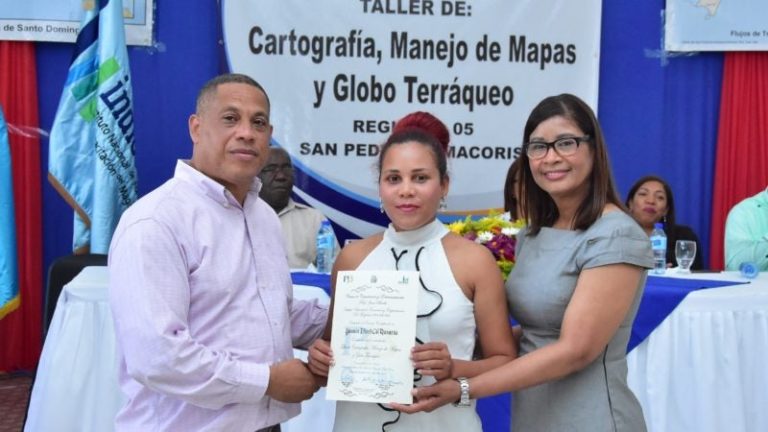 Inafocam y el Centro Prof. Juan Bosch certifican a docentes en Cartografía, Manejo de Mapas y Globo Terráqueo