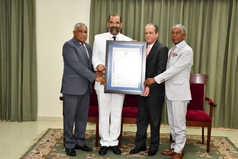 El Senado reconoce al Embajador de República Dominicana en España, Olivo Rodríguez Huertas