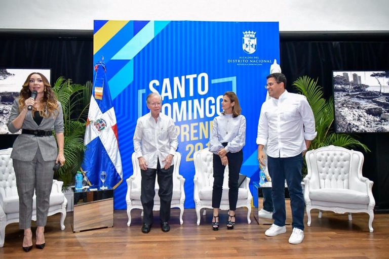 Los empresarios Corripio Estrada y Bonnetti hablan a los jóvenes emprendedores sobre alcanzar el éxito.