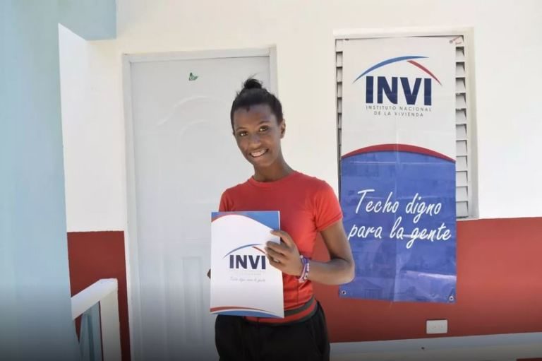INVI entrega vivienda a atleta de alto rendimiento en Azua
