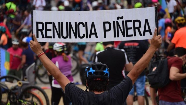 Rechazo a Piñera sigue creciendo en medio de protestas en Chile