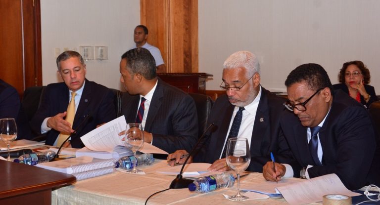 Comisión Bicameral estudia proyecto de Presupuesto sostiene encuentro con ministro de Hacienda y director de Presupuesto