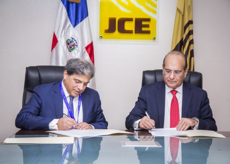 JCE y empresa española ALHAMBRA EIDOS suscriben contrato para auditoría forense Voto Automatizado