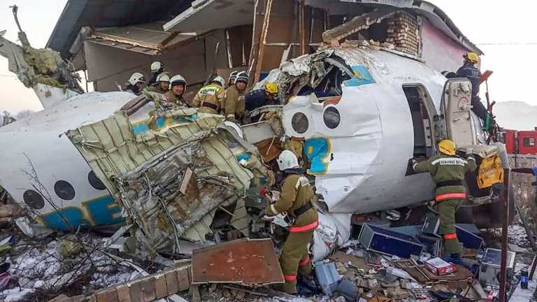 12 muertos tras estrellarse un avión en Kazajistán .