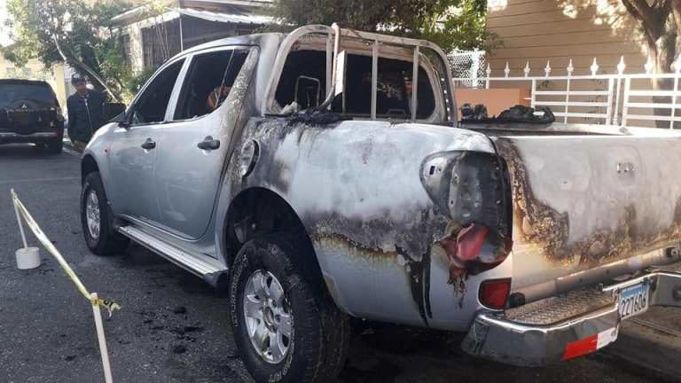 Desconocidos incendian camioneta de candidato a senador Félix Estrella