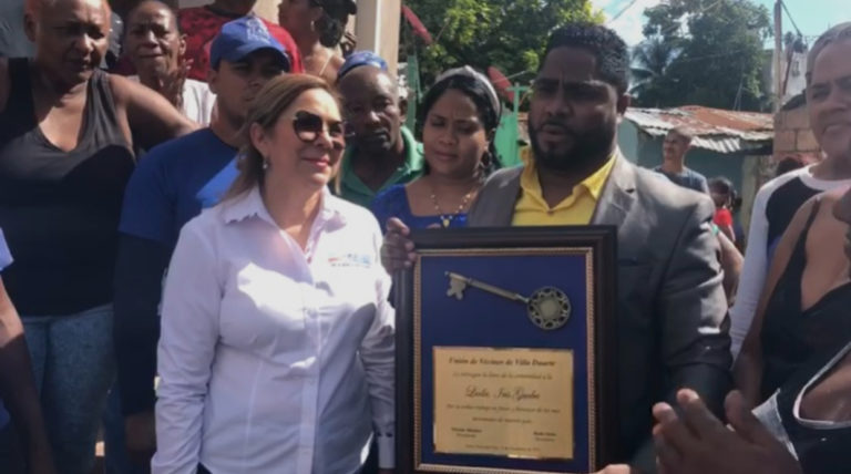 Iris Guaba recibe las llaves del Sector de Villa Duarte