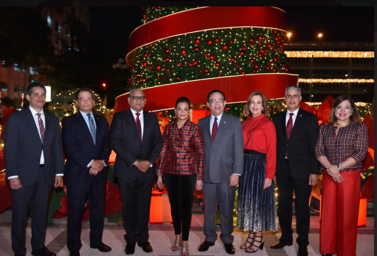 El Banco Central enciende su árbol de Navidad
