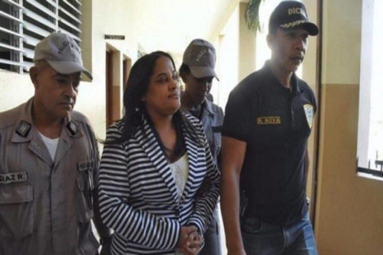 Varían medidas de coerción a la exfiscal acusada de colocar drogas en peluquería de Villa Vasquez