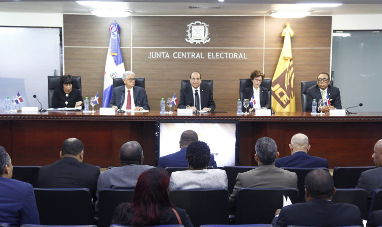 Pleno JCE celebra Audiencia Pública para conocer solicitudes de cambios de los partidos PTD, PASOVE y PDI; presentan símbolos de nuevos partidos y movimientos