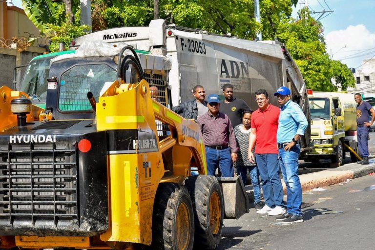 Collado realiza amplio operativo de limpieza en todo el Distrito Nacional .