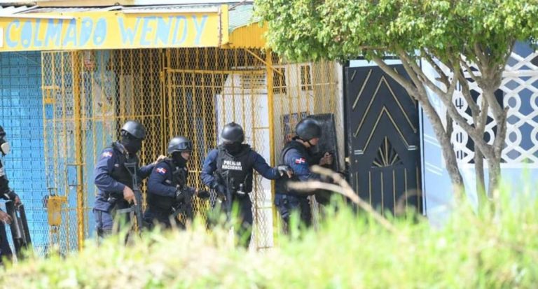 Muere secuestrador que retenía a 4 personas y mató agente Swat en Los Rosales, SDE