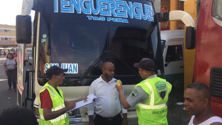 Agentes de la DIGESETT realizan pruebas de Alcoholemia en las  paradas de transporte interurbano