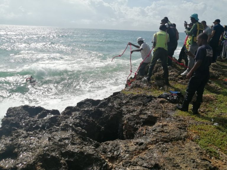 Rescatan joven arrastrado por las aguas en el Malecón de SD mientras se bañaba .
