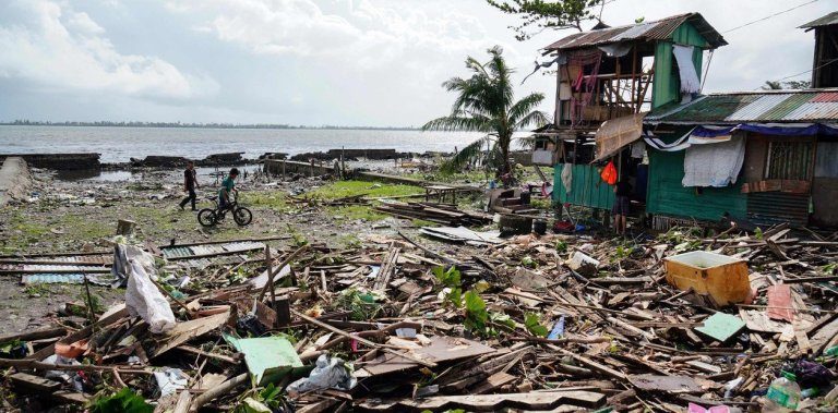 Al menos 16 muertos deja en Filipinas el tifón Phanfone .