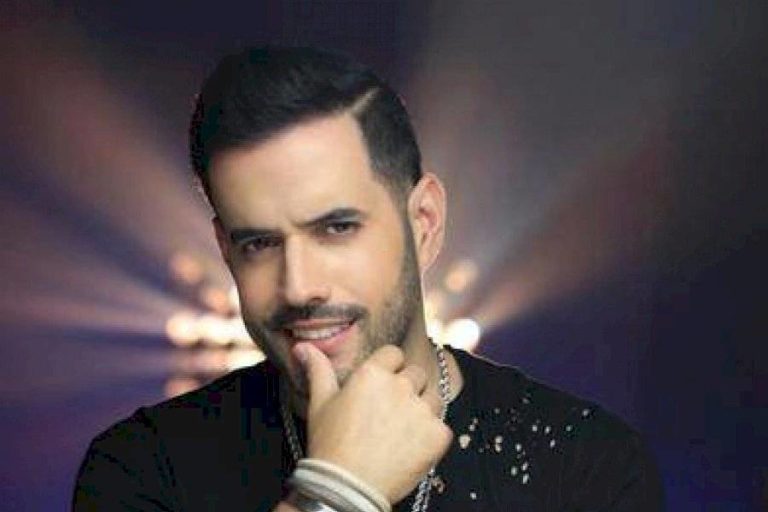 Manny Cruz busca renovar el merengue siguiendo los pasos de los grandes veteranos .