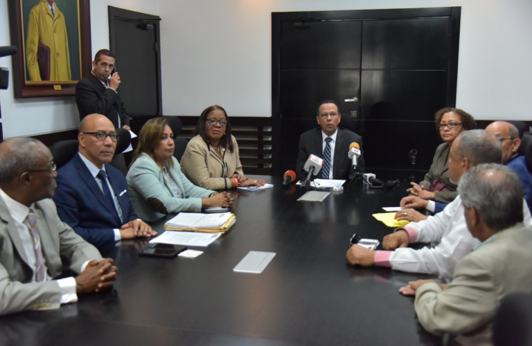 Ministro Peña Mirabal reitera está abierto al diálogo con ADP para discutir problemas con racionalidad y compromiso