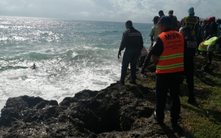 Rescatan joven arrastrado por las aguas en el Malecón de SD mientras se bañaba