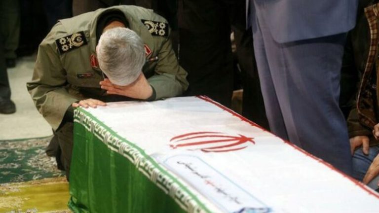 Irán clama venganza entre muestras de dolor en funeral de Soleimaní