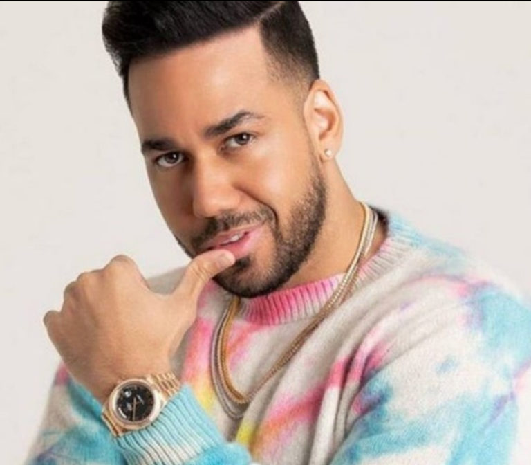 Fánatica se tatúa el nombre de Romeo Santos en el vientre y él le agradece