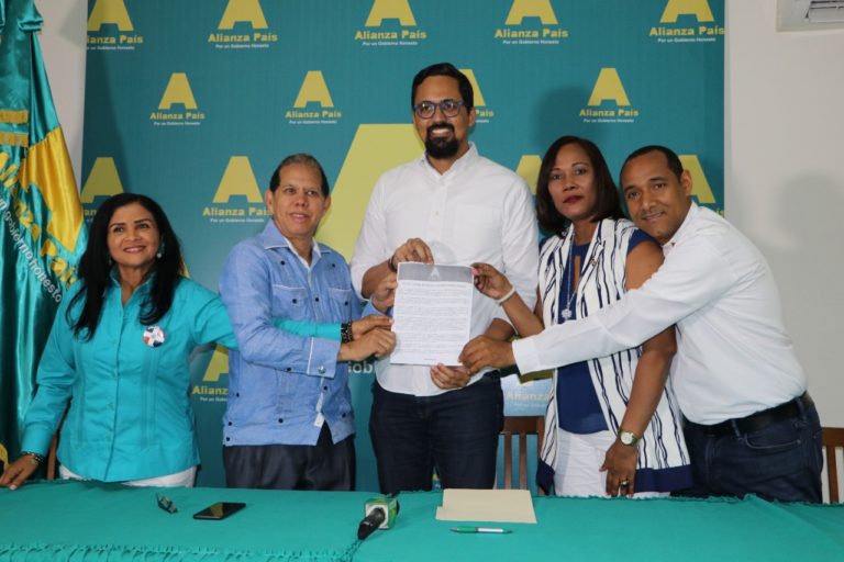 Candidatos municipales de Alianza País firman acuerdo que promete sentar bases para una nueva municipalidad.