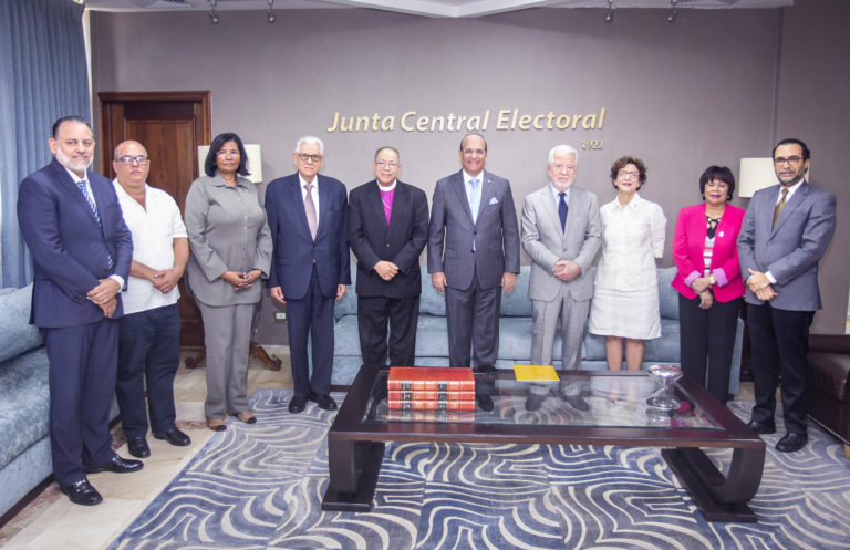 Pleno JCE recibe visita de representantes de la Comisión de Seguimiento del Manifiesto Ciudadano por un Sistema Electoral Transparente