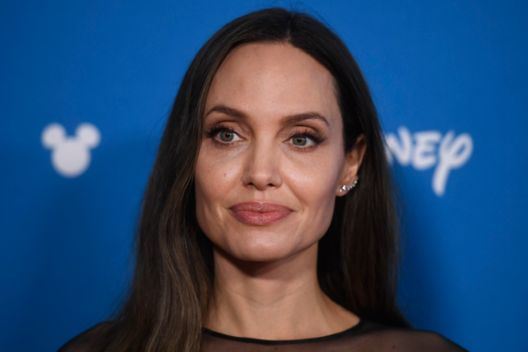 Angelina Jolie producirá una serie juvenil sobre “fake news”