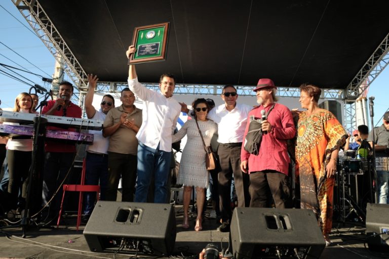 La comunidad de Cristo Rey reconoció al alcalde David Collado por su entrega y dedicación a beneficio de este sector.