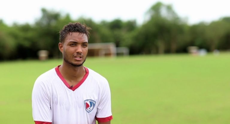 Jugador español insulta futbolista dominicano durante partido