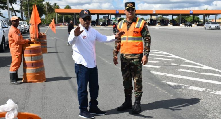 Ministro de Obras Públicas supervisa puentes peatonales y asistencia vial en Las Américas .
