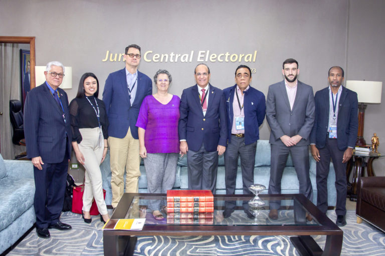Pleno JCE recibe observadores de la Misión de IFES