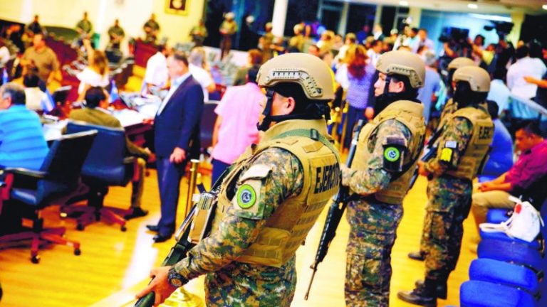 Bukele irrumpe con militares en Congreso para exigir préstamo