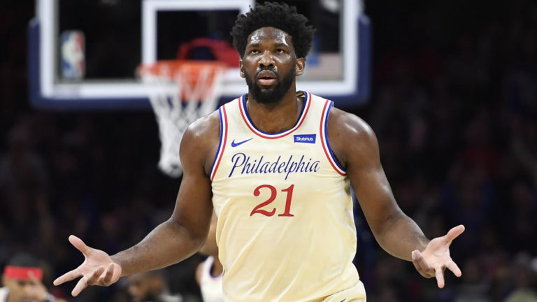 La NBA multa con US 25 mil a Joel Embiid por hacer gesto obsceno en entrevista