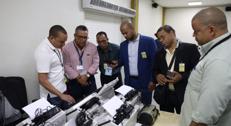 JCE realiza clonado de escáneres con software de prueba para fines de entrenamiento