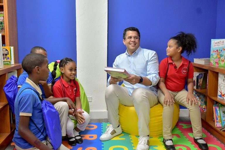 Sector privado entrega biblioteca infantil en Capotillo al alcalde David Collado.