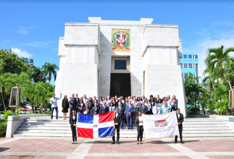 Tesorería Nacional deposita ofrenda floral con motivo del  176 aniversario  de nuestra Independencia Nacional