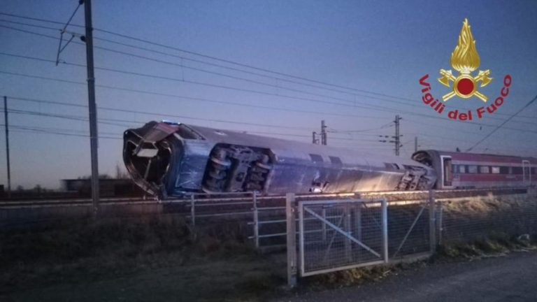 Al menos dos muertos y 30 heridos tras descarrilar un tren de pasajeros en Italia