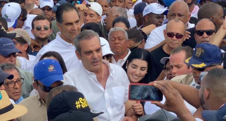 Luis Abinader  marchó de este domingo a favor de la Democracia Dominicana