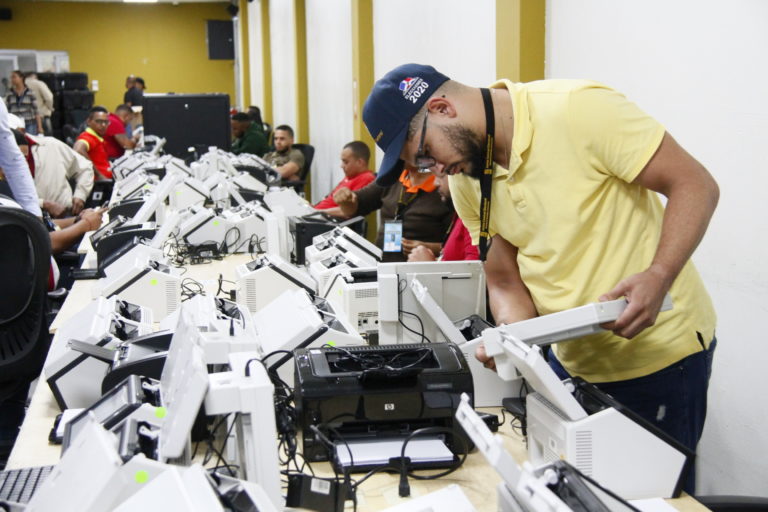 JCE inicia proceso de clonado de escáneres que serán usados en elecciones extraordinarias municipales