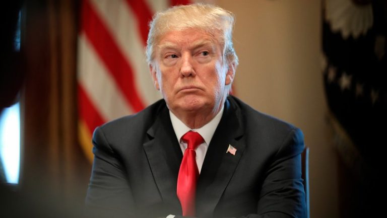 Trump extiende hasta el 30 de abril las restricciones por COVID-19 y admite que volver antes a la normalidad era una ilusión