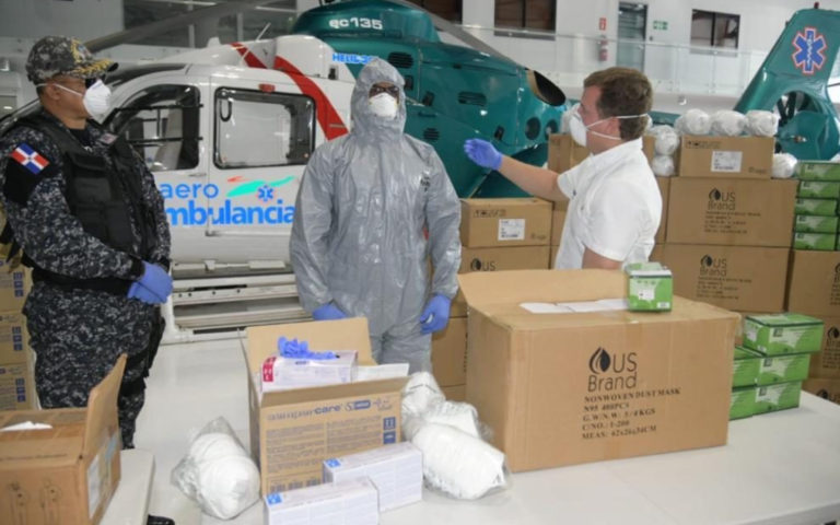 Gonzalo dona mascarillas, trajes de bioseguridad y guantes a la Policía Nacional