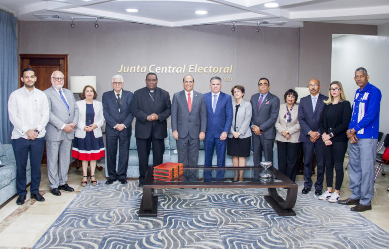 Pleno JCE sostiene reunión con integrantes de la Comisión de Acompañamiento designada en el diálogo nacional del Consejo Económico y Social
